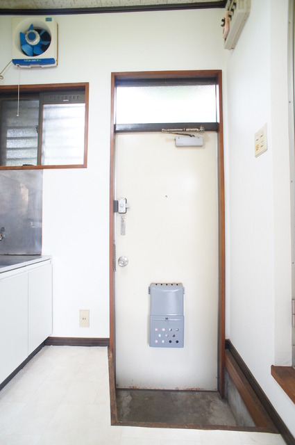 玄関　玄関には窓があるので明るい空間です♪