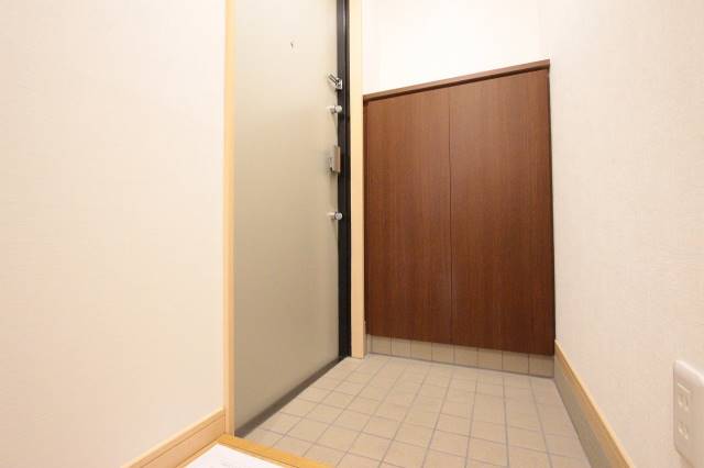 玄関　明るい玄関スペースです