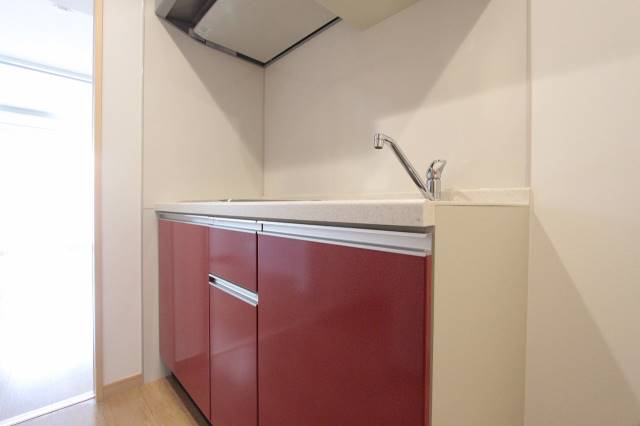 キッチン　差し色のワインレッドカラーのキッチンです