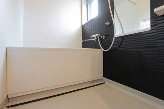 バス・シャワールーム　清潔で広いバスルームです