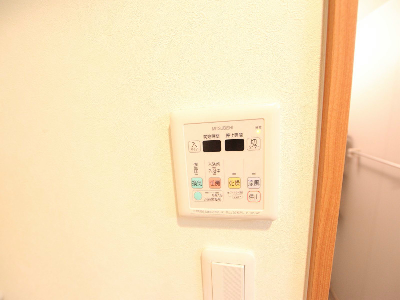 その他設備　浴室暖房乾燥機付き