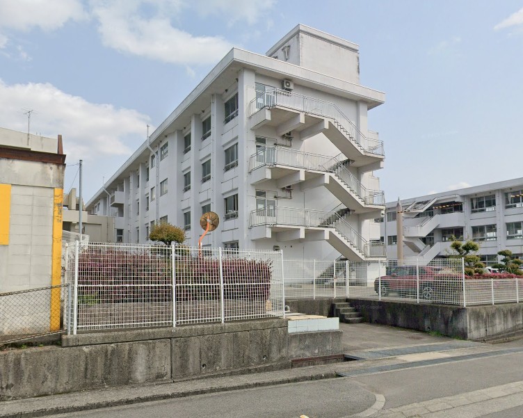 中学校　岩出市立岩出第二中学校（中学校）まで867m