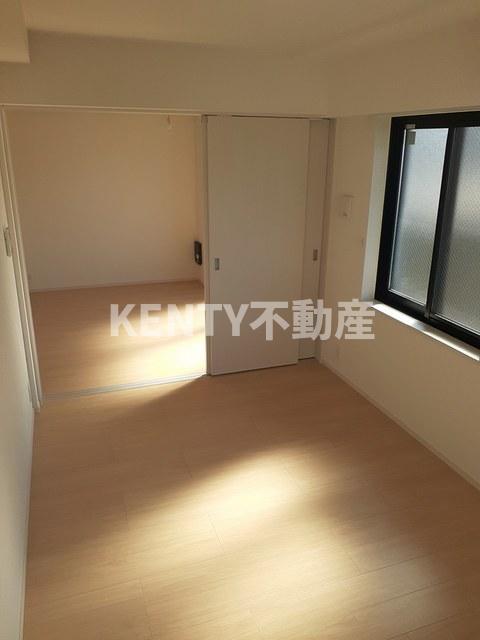 その他部屋・スペース　落ち着いた色調の寝室です