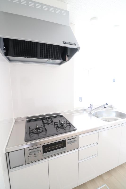 キッチン　3口ガスコンロ、グリル付きです。
