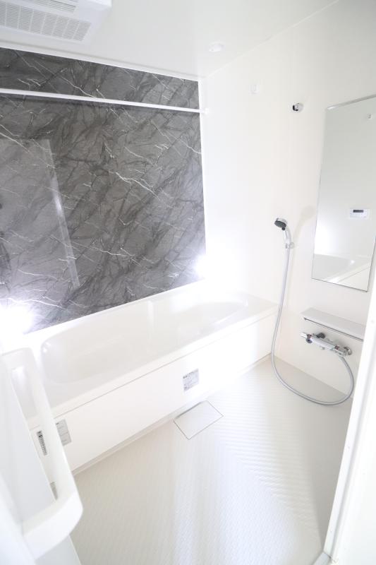 バス・シャワールーム　浴室乾燥、追い焚き付き。1坪タイプのお風呂です。