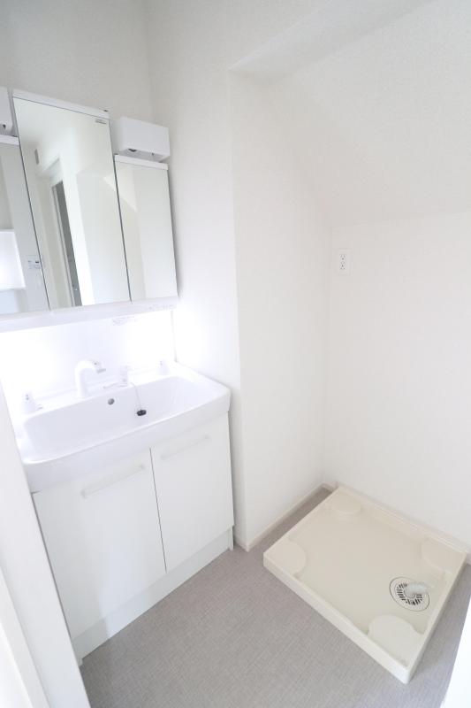 洗面設備　シャンプードレッサー付き洗面台です。