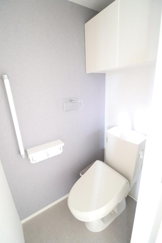 トイレ　温水洗浄暖房便座付き、上部に収納あります。