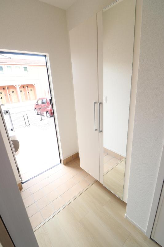 玄関　トールタイプのシューズボックス、姿見付きです。