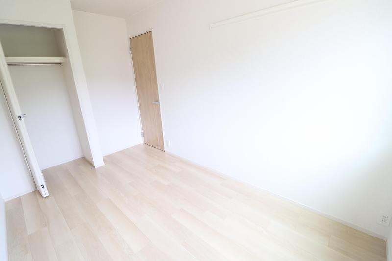 その他部屋・スペース　洋室5帖、クローゼットあります。