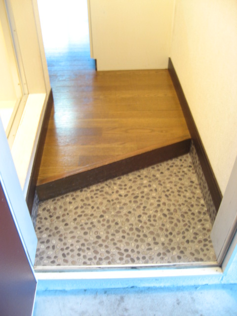 玄関　玄関にはシューズボックスがありませんので、ご自身でアレンジし