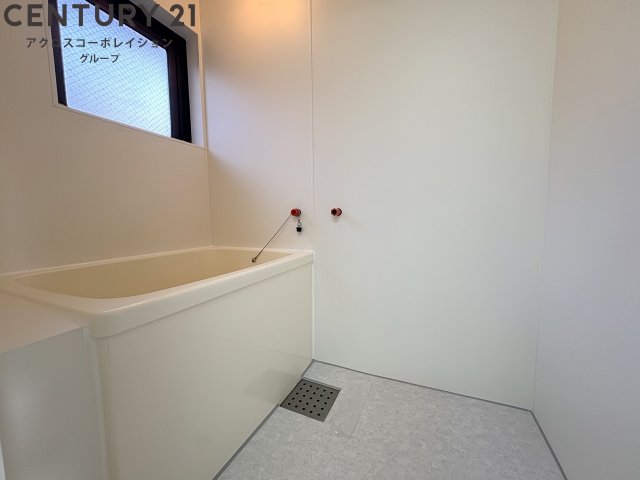 バス・シャワールーム　浴室に窓があり換気良好です