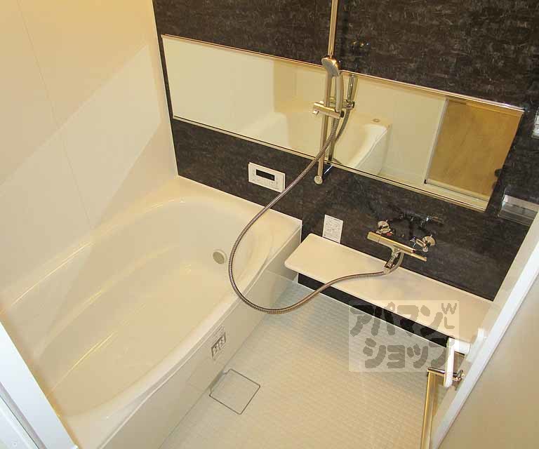 バス・シャワールーム　３０２号室の写真です。