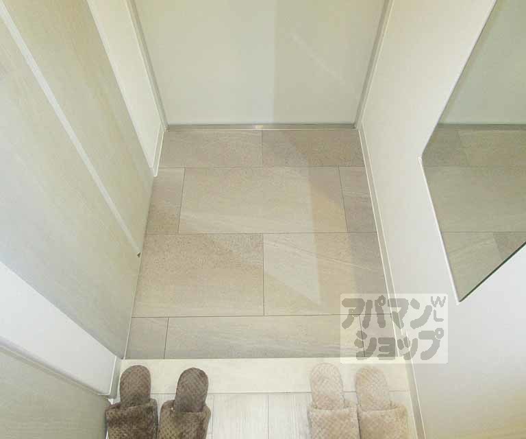 玄関　３０２号室の写真です。