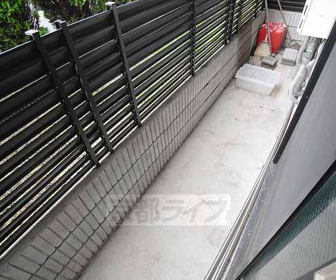 バルコニー　細長いバルコニーです。