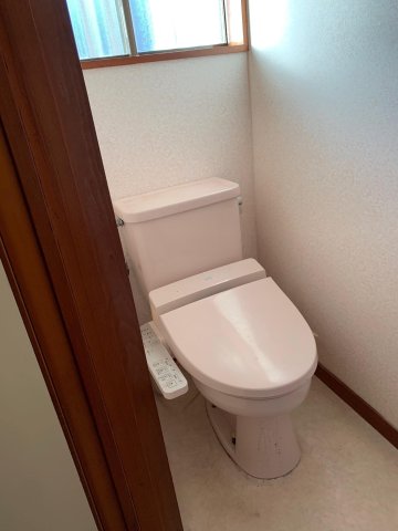 トイレ　1回だけでなく階にも温水洗浄便座付きのトイレがございます
