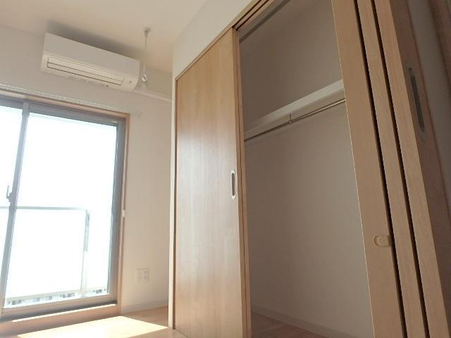 収納　上部にもハンガーバーがあるクローゼットです