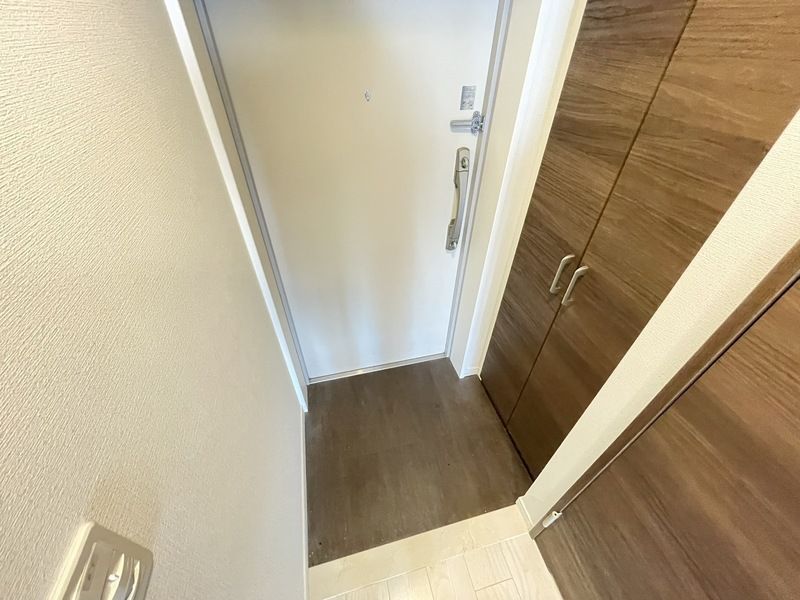 玄関　同物件別部屋写真