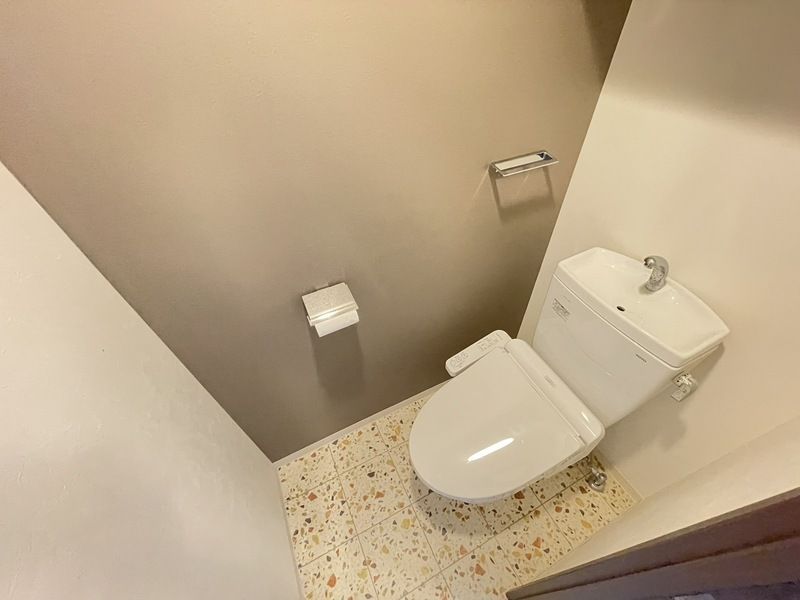 トイレ　同物件別部屋写真