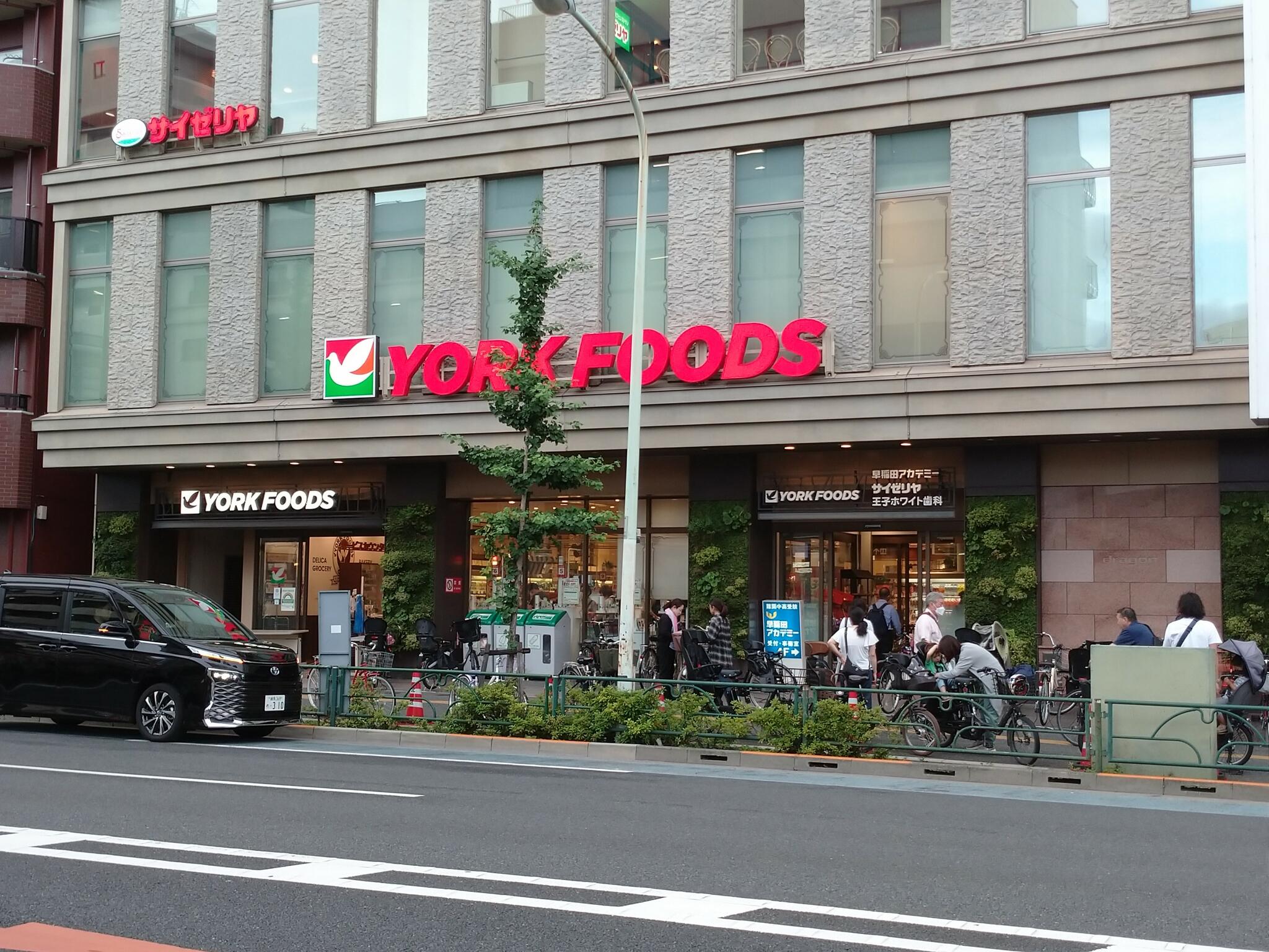 スーパー　ヨークフーズ新宿富久店（スーパー）まで369m