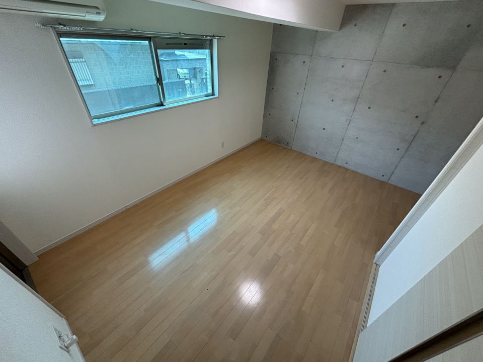 居室・リビング　洋間８．５畳のお部屋です