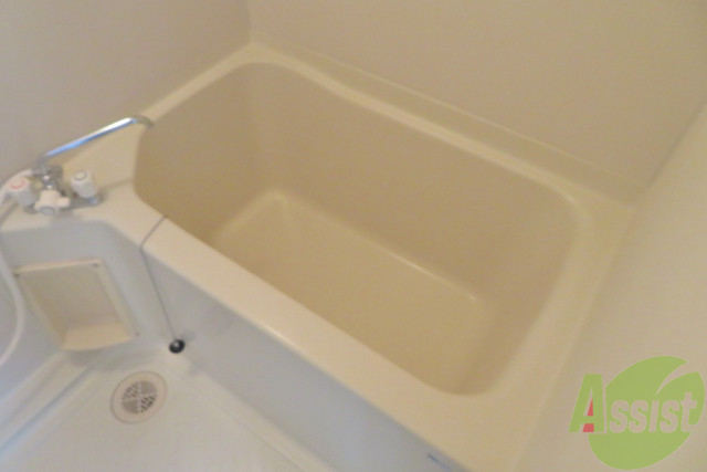 バス・シャワールーム　お風呂はゆったり浸かれる大きさです。ゆっくり入りましょう。