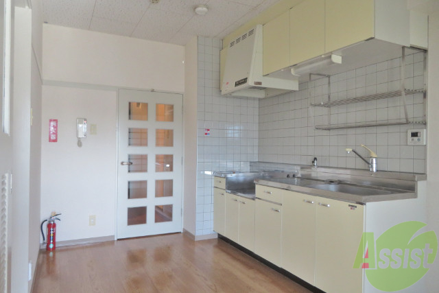 居室・リビング　白と茶を基調としたダイニングキッチンです。