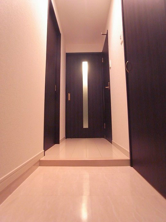 玄関　※写真と異なる場合現状優先。色が異なります。