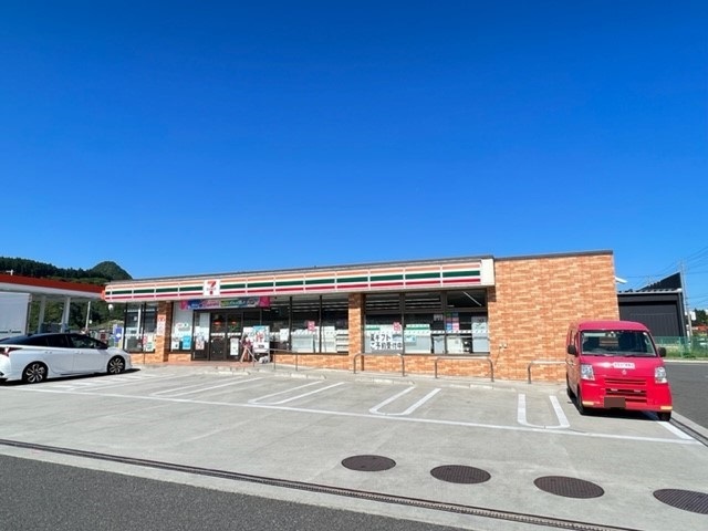 コンビニ　セブンイレブン茂庭生出店（コンビニ）まで900m