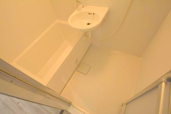 バス・シャワールーム　バスルームはトイレと別々で、広々としていますよ。