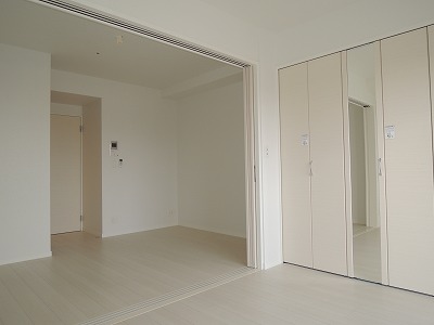 居室・リビング　別階層２号室参考写真。