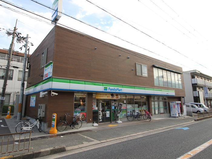 コンビニ　ファミリーマート（コンビニ）まで450m