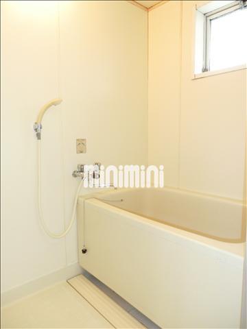 バス・シャワールーム　窓もあるバスルーム