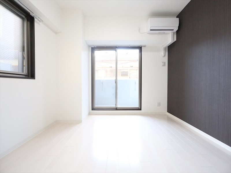 バルコニー　洋室8.5帖　2面採光　エアコン完備　バルコニー