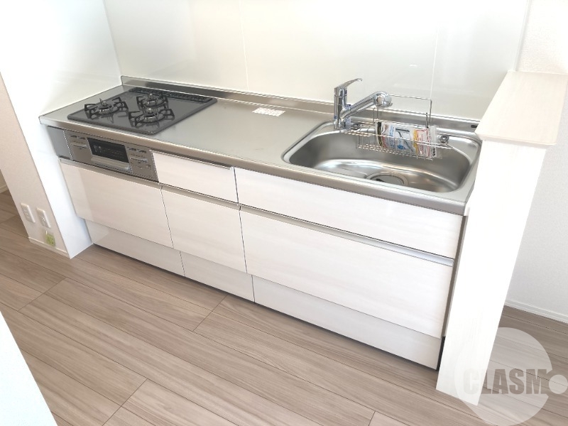 キッチン　効率よくお料理できる３口コンロ付き♪