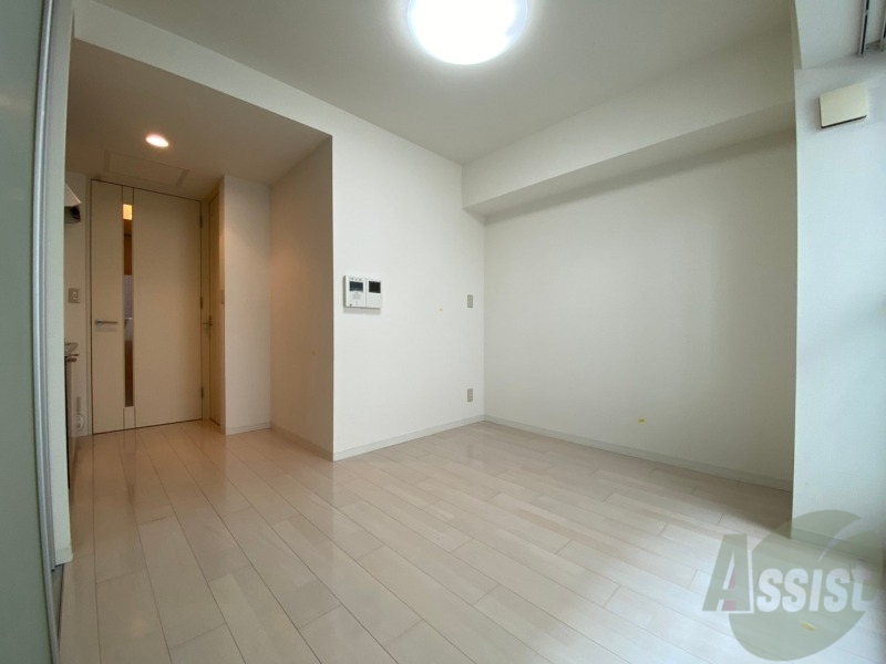 居室・リビング　白さが清潔感を出してくれます。お部屋も明るいですね。