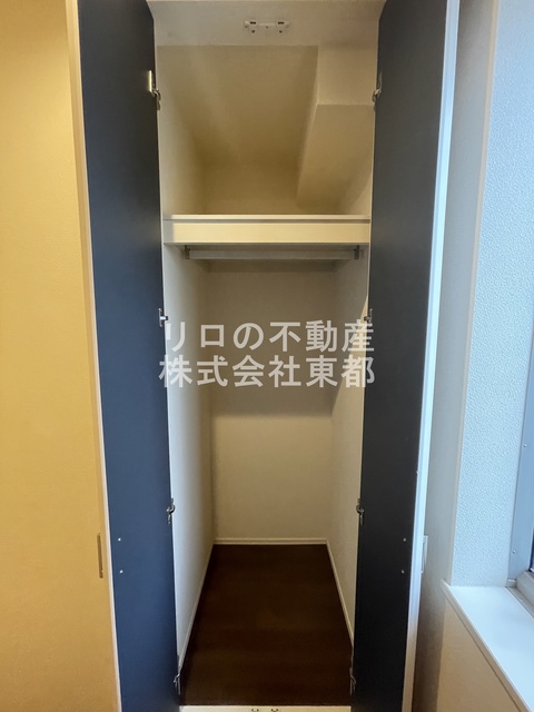 収納　間口・奥行もあるパイプハンガー付収納です♪