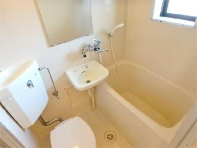 バス・シャワールーム　バスルームです