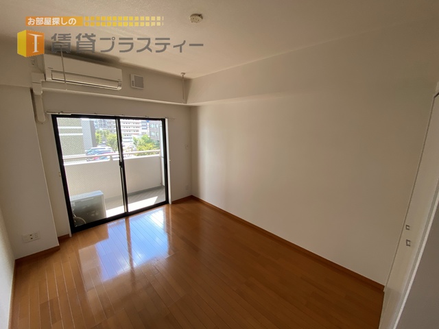 居室・リビング　南西向きで陽が入るお部屋です