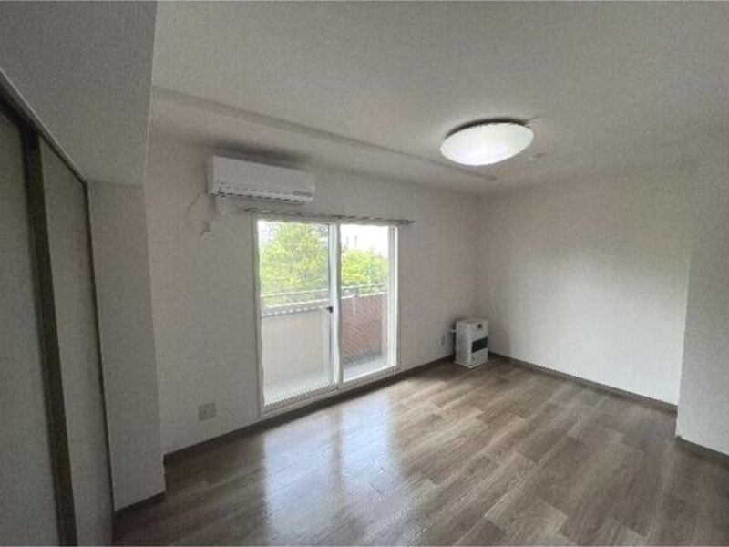 居室・リビング　退去予定につき反転タイプの画像です。