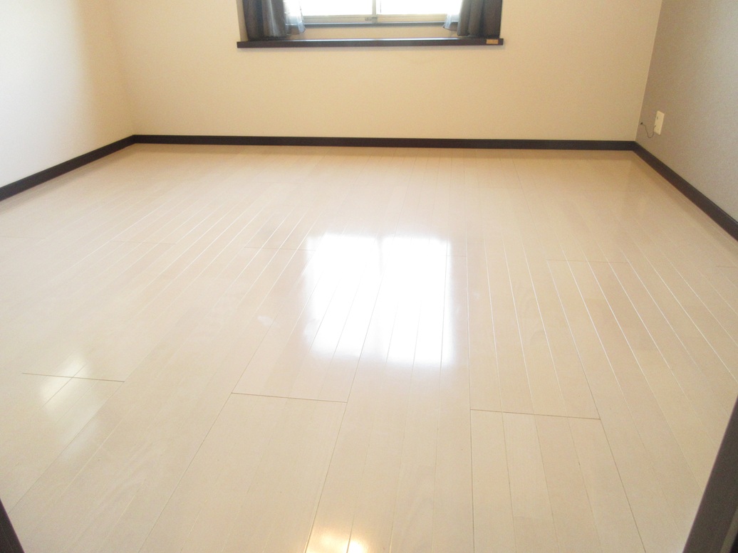 居室・リビング　３階洋室７．８帖フローリング！３面採光！出窓付！エアコン付！