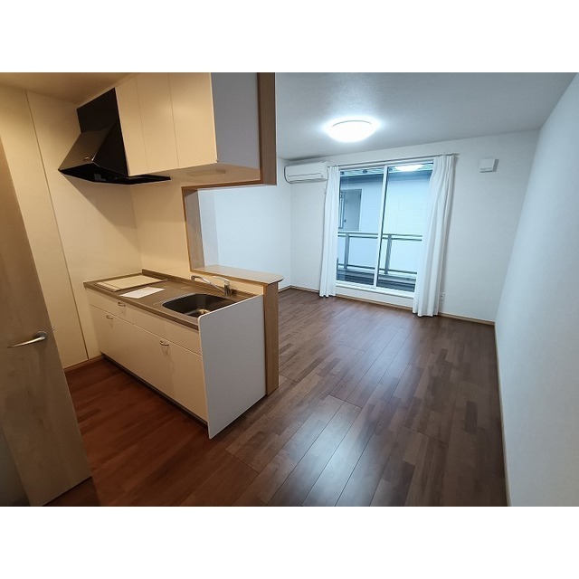 居室・リビング　※同型隣部屋使用中