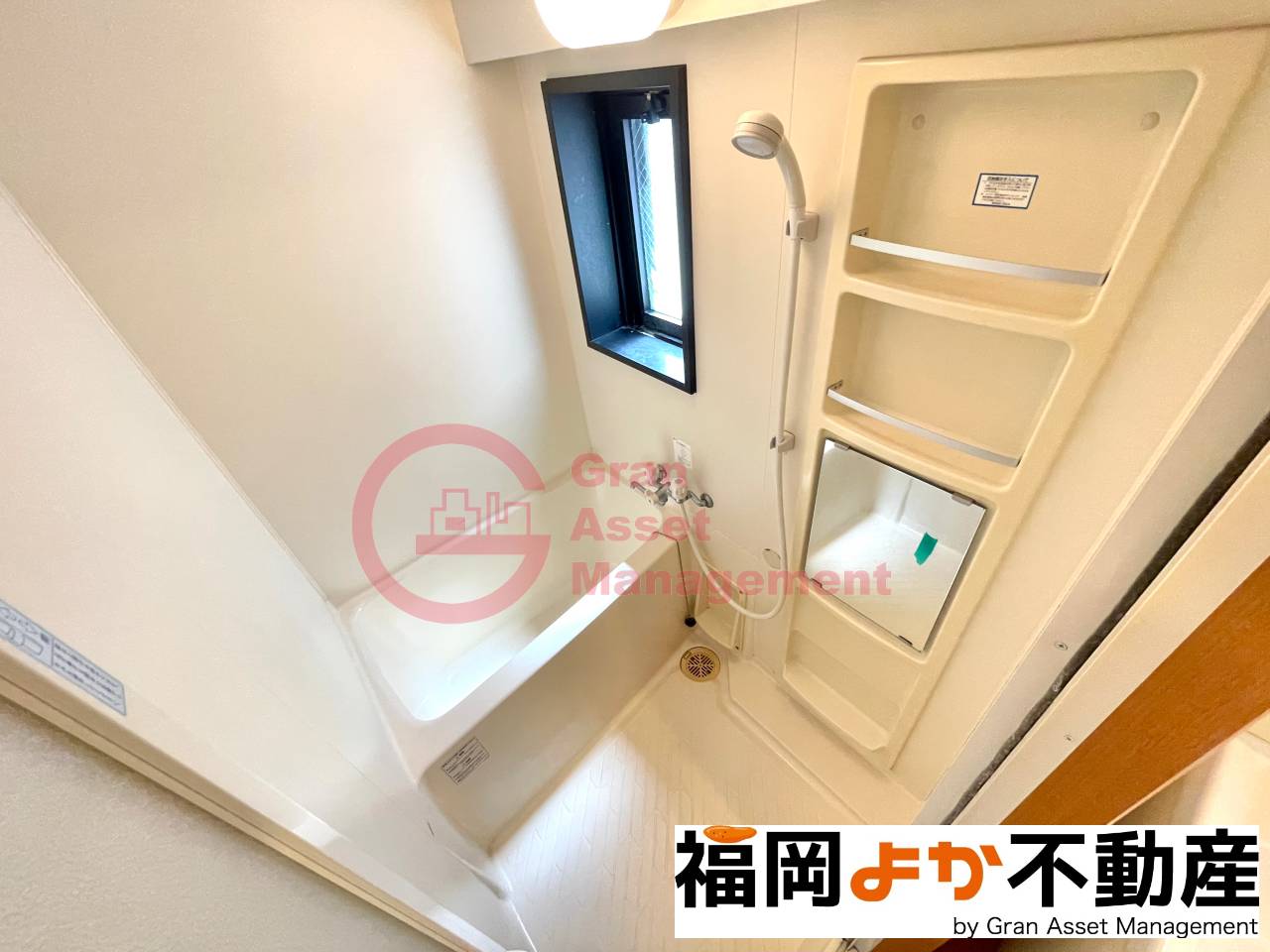 バス・シャワールーム　コンパクトで使いやすいお風呂です