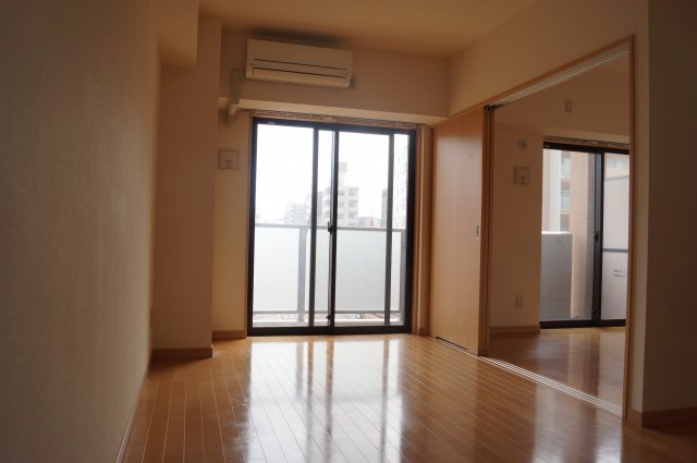 居室・リビング　落ち着いた色合いの床材を使用した居住空間