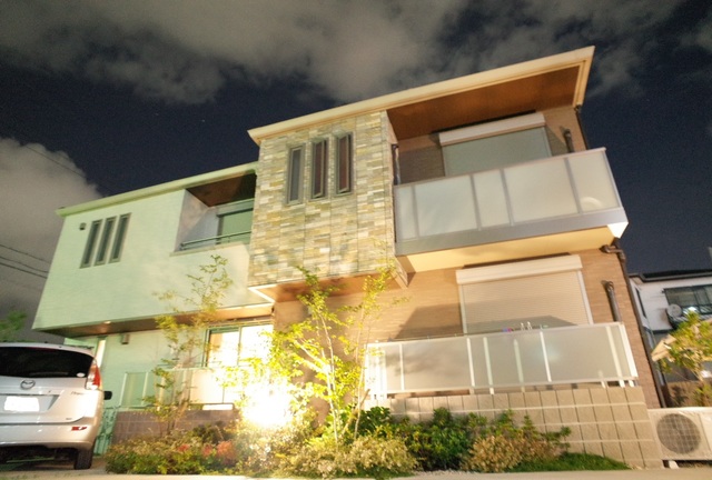 建物外観　夜に撮影しました