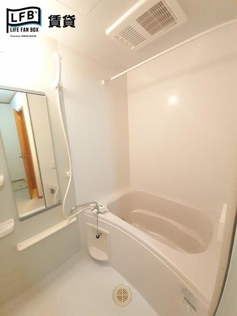 バス・シャワールーム　※反転間取り、202号室の室内写真です。壁紙や床の色、仕様が