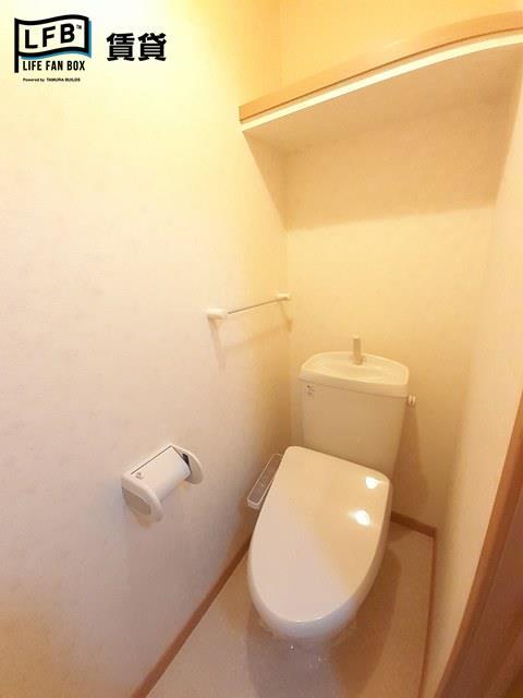 トイレ　※反転間取り、202号室の室内写真です。壁紙や床の色、仕様が