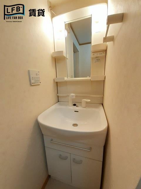 洗面設備　※反転間取り、202号室の室内写真です。壁紙や床の色、仕様が