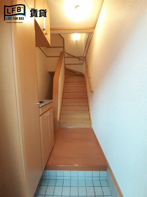 玄関　※反転間取り、202号室の室内写真です。壁紙や床の色、仕様が