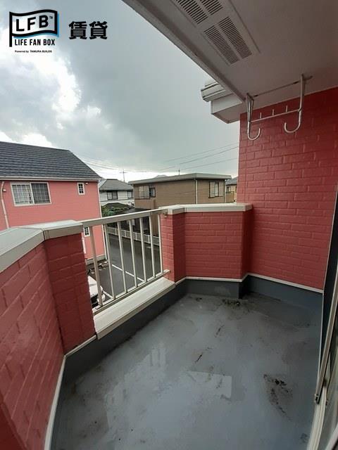 バルコニー　※反転間取り、202号室の室内写真です。壁紙や床の色、仕様が