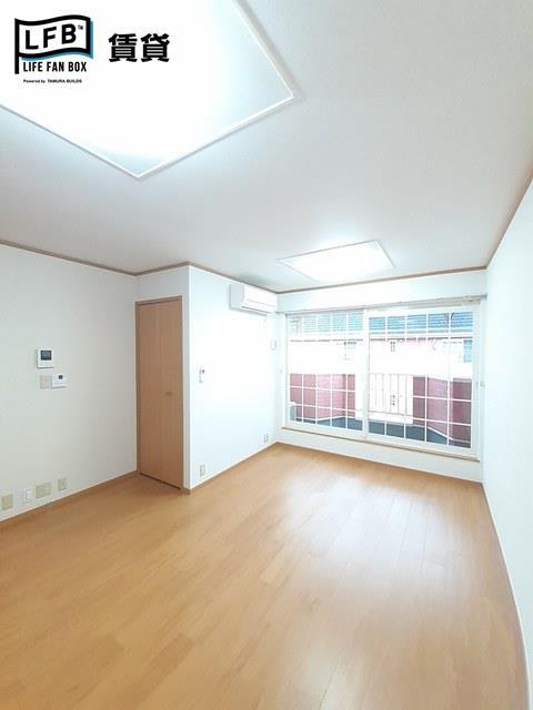 居室・リビング　※反転間取り、202号室の室内写真です。壁紙や床の色、仕様が